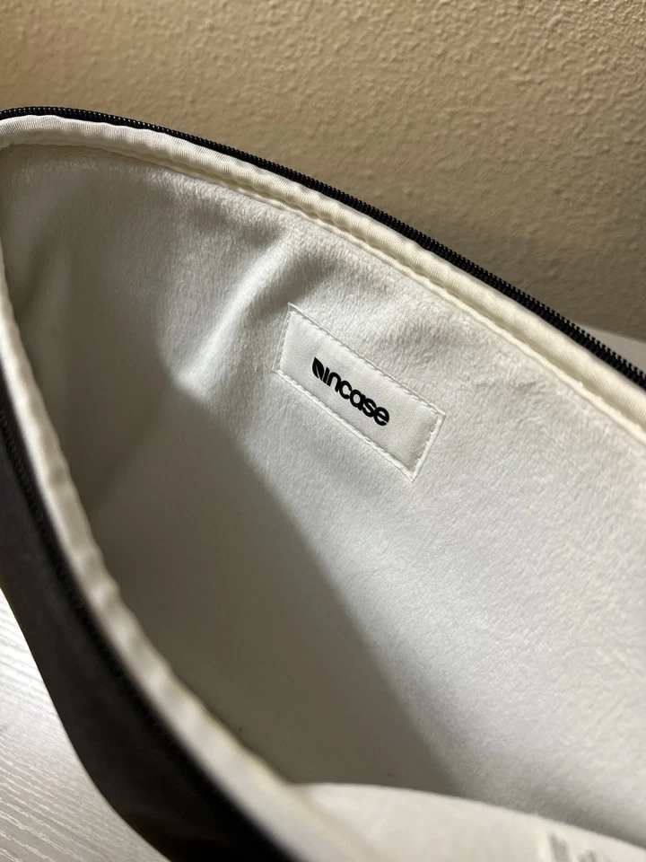 Funda universal clásica Incase para computadora portátil de 13 pulgadas (se adapta a MacBook Pro de 13 pulgadas) Foto 3 de 4