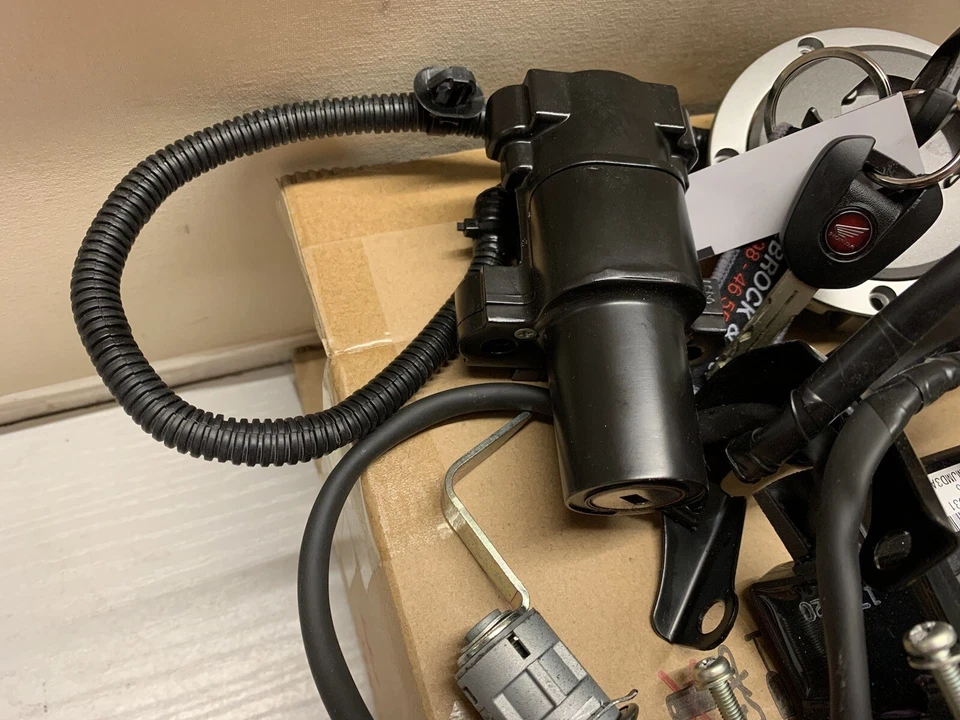 Schlosssatz CDI Tankdeckel Honda VFR 800 RC 79E 6644km. n-7L2.M2-111. - Bild 2 von 4