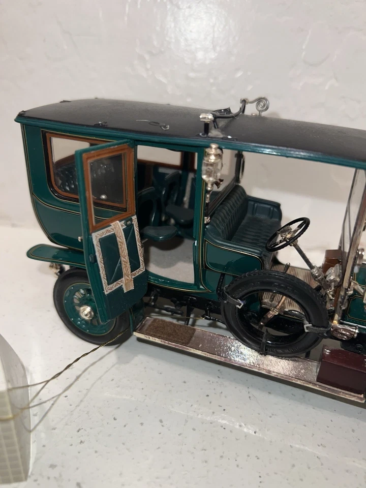 Franklin/Danbury mint 1:24 1907 Rolls-Royce silver ghost classic model Limousine - Image 4 of 4