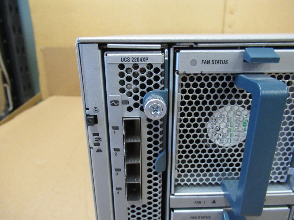 Chasis de servidor blade Cisco UCS 5108 4x PSU 2x extensor de tela UCS-IOM-2204XP Foto 3 de 3