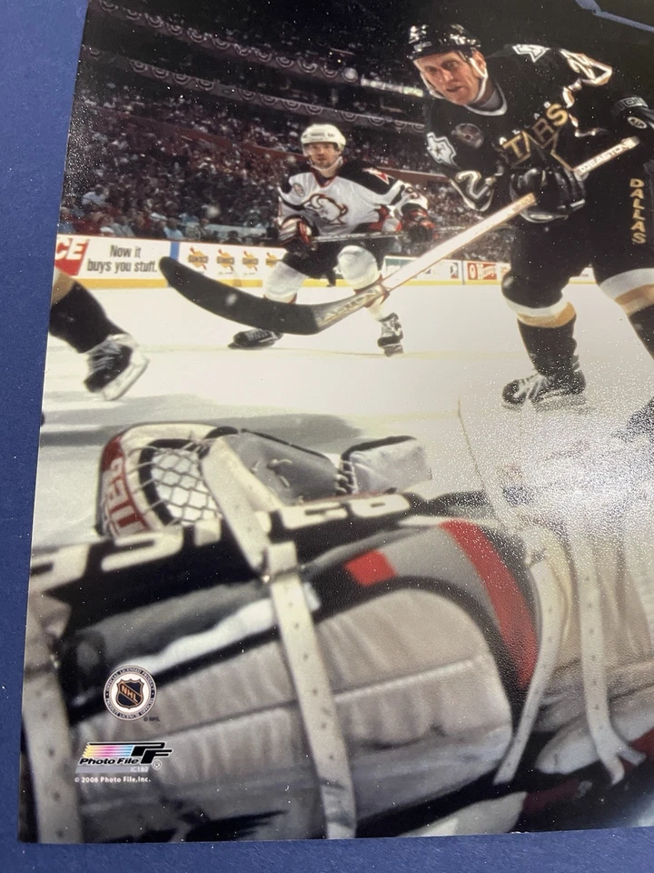 Dallas STARS Brett HULL 1999 CUP WIN Disc'd NET CAM by PhotoFile Licensed 8X10 - Image 2 of 3