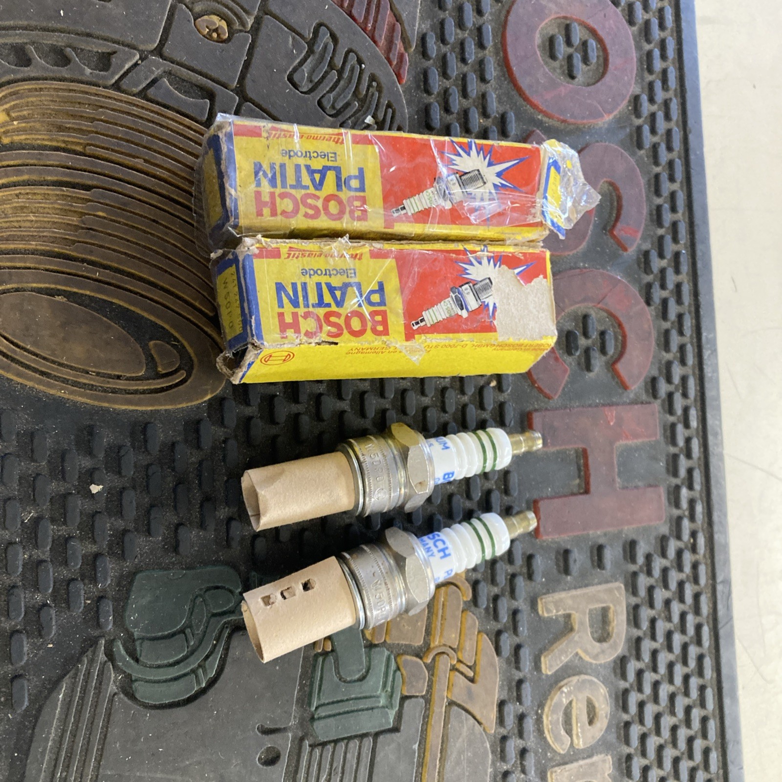 Porsche 911 1974-77 OEM Bosch Platinum Spark Plug 2 W5DPO NOS In Box