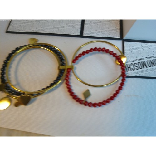 Moschino Cheap and Chic Bangle Beaded Bracelet Set Playing Card Theme Box - 第 11/11 張圖片