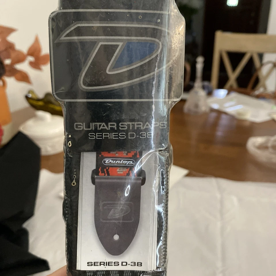 Correia de guitarra Dunlop D-38 Series celta preta/cinza nova em embalagem 2” de largura - Imagem 3 de 4