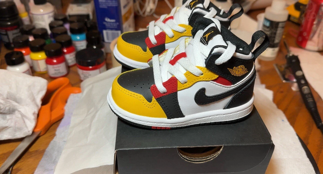 Jordan Retro 1s personalizzate per bambini (nero giallo rosso)