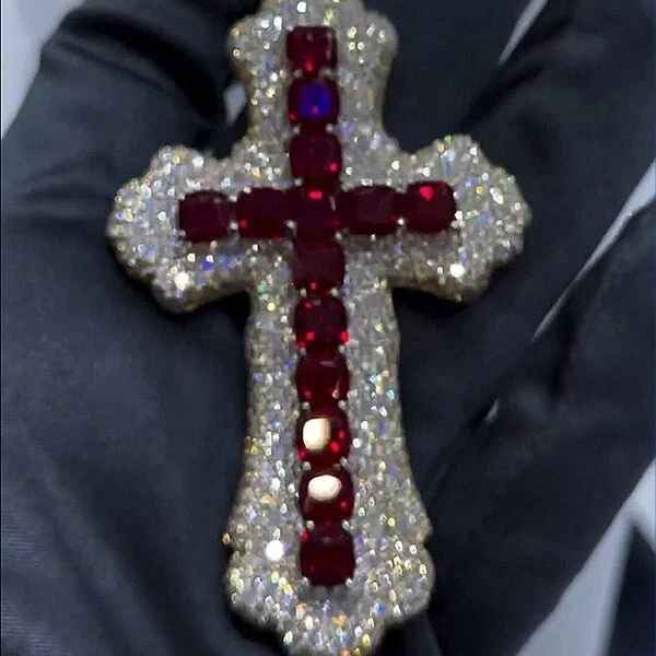 Colgante de cruz de diamantes y rubíes simulados de 2,90 quilates para hombre enchapado en oro blanco de 14 k Foto 3 de 4