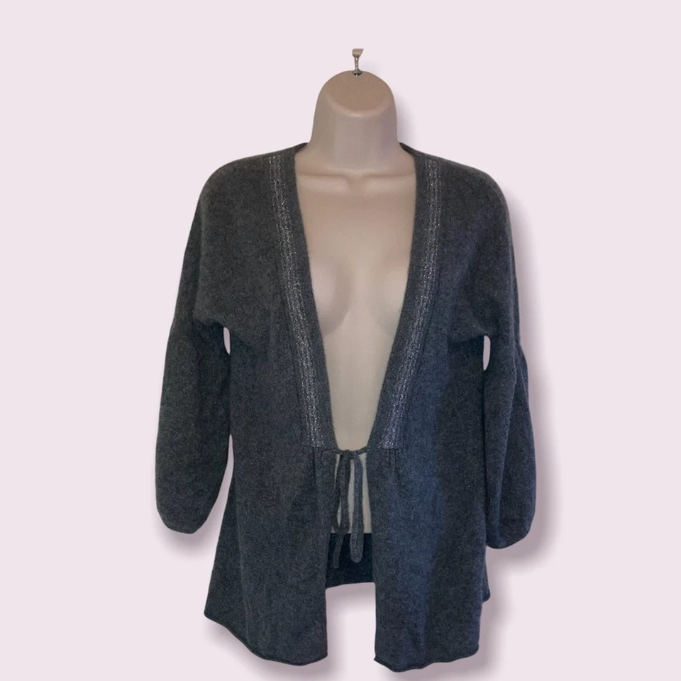 Cárdigan con corbata de cachemir gris terciopelo de Graham & Spencer con solapas brillantes - pequeño Foto 2 de 4