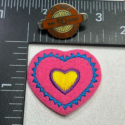 1 LAKE TAHOE THE SKI SHOP STATELINE NEVADA Pinback Pin + 1 Pink Heart Patch 18R8