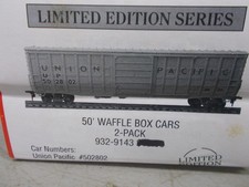 WALTHERS #932-9143~(PAQUETE DE 2) UNION PACIFIC 50' WAFFLE BOX COCHES-KITS~ESCALA HO