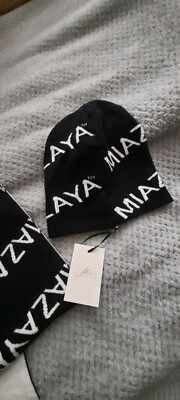 Mia Zaya. Winterset. stylische Mütze mit passendem Schal. Schwarz-weiß.Logo.Neu 
