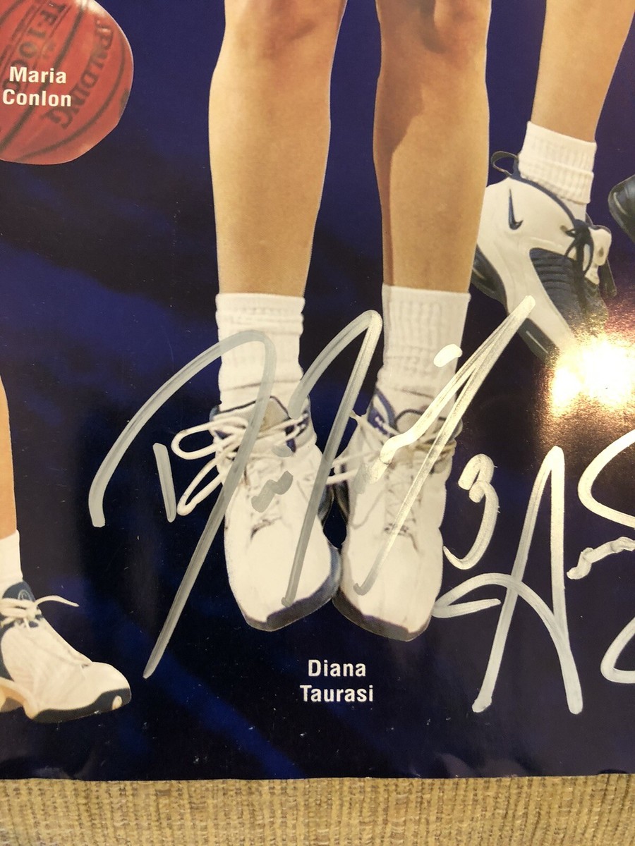 UConn Okafor & Taurasi サイン入り表紙 2003-04 NCAA Champion UConn Women's Basketball Signed