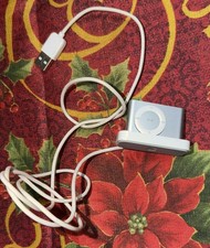 Apple iPod Shuffle 2nd Generation PRODUCT RED A1204 Bundle USB Charging Dock 2GB