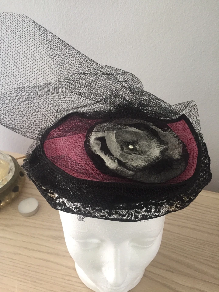 Sombrero Velo Estilo Retro Rosa Negro Hecho a Mano Millinerymarye Foto 2 de 4