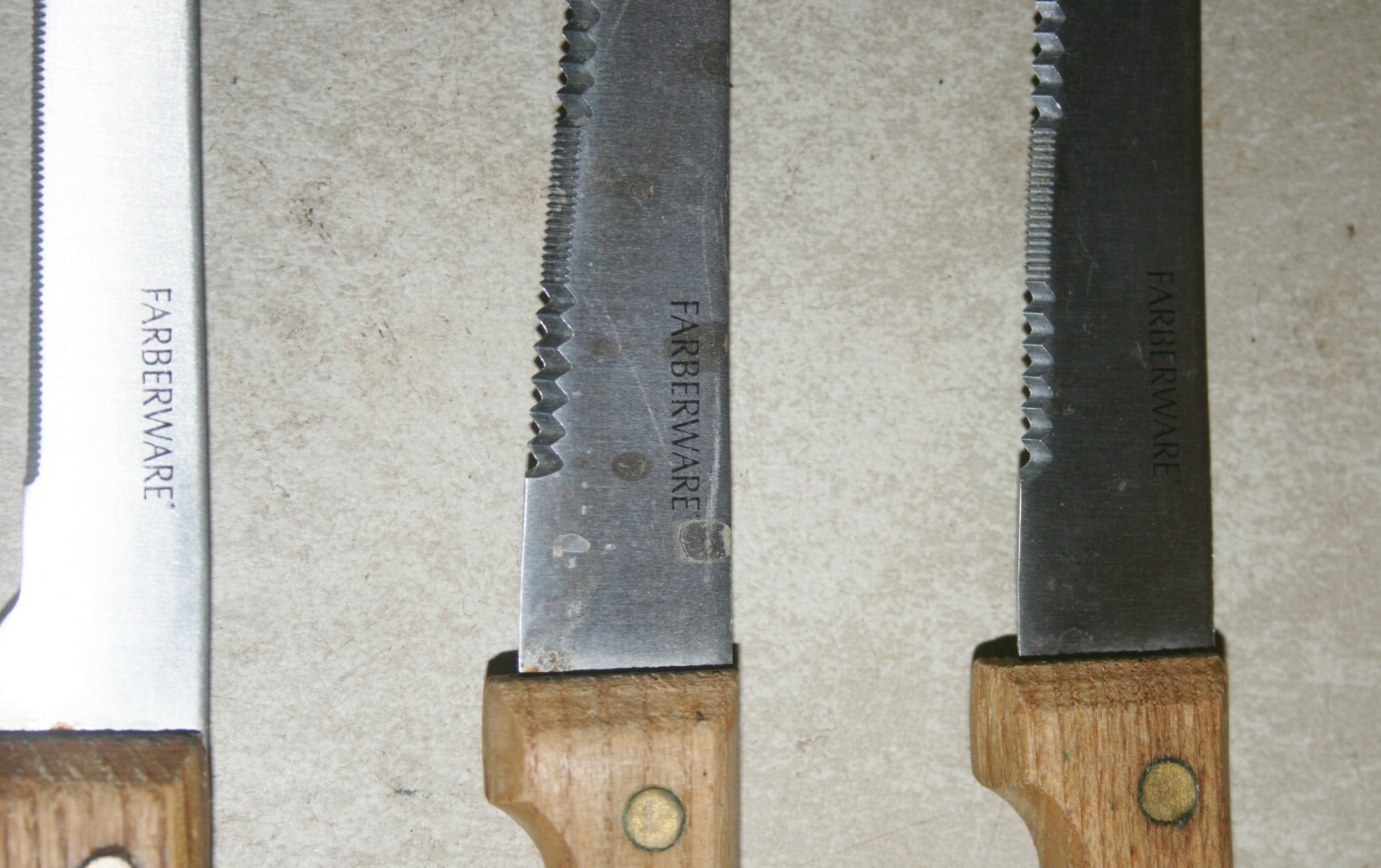 MIXED LOT OF 5 KITCHEN KNIVES EKCO & CHICAGO BREAD KNIVES & FARBERWARE