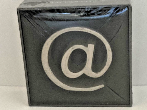 Peso carta metallo '@' - Nuovo - Foto 1 di 11