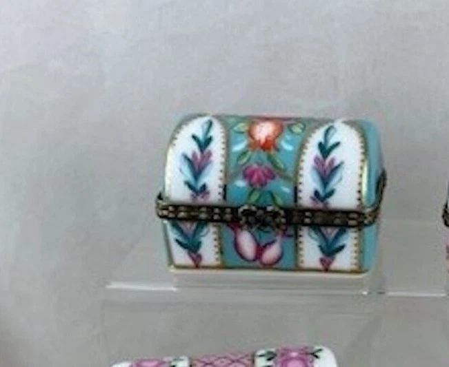 TRINKET BOX MINI CERAMIC TRINKET BOX HAND PAINTED GOLD TRIM 16519 7A - Image 3 of 4