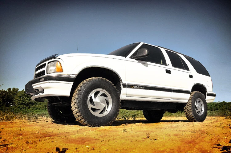 Rough Country 2.5" Lift Kit with N3 Shocks for 82-04 S10 Blazer, S15 Jimmy 4WD Foto 2 de 4