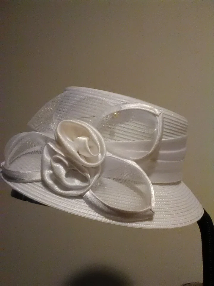 Sombrero para mujer para ocasiones especiales con ramillete rosa doble satinado sedoso, talla única, blanco Foto 2 de 2