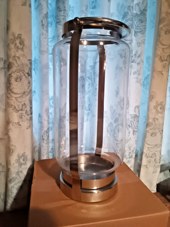 Cylindrical glass candle/hurricane lamp in metal frame with handle. - Image 3 of 3