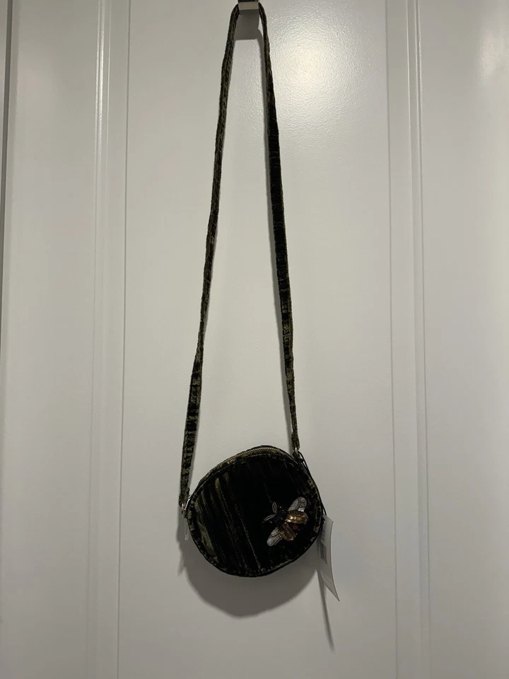 Mini cantimplora Steve Madden Lotus con apliques de insectos verde oliva originalmente $78 Foto 2 de 4