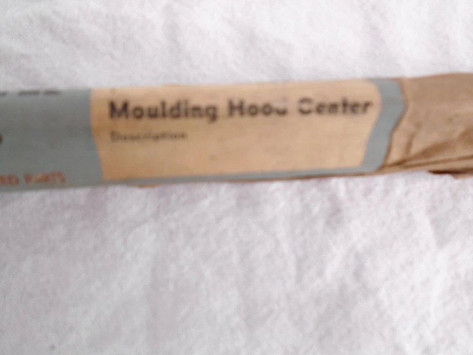 Nuevo de Lote Antiguo 1949 1950 Buick Hood pieza de ajuste central de acero inoxidable OEM 39 1/4" (desgaste de estante) Foto 3 de 4