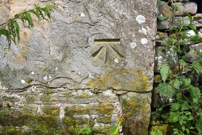 Foto 6x4 Benchmark auf Straßenscheune am Field Gate Farm Bainbridge Ordnan c2017