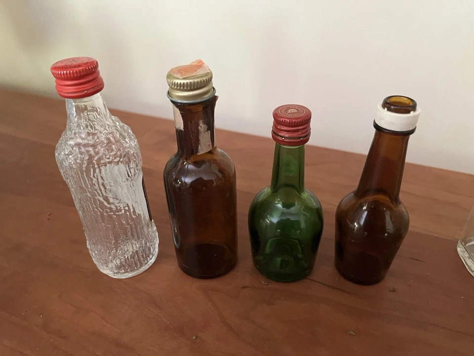 Colección de 10 botellas de whisky vacías en miniatura de vidrio 1/10 pinta; aerolínea; años 70’s Foto 3 de 4