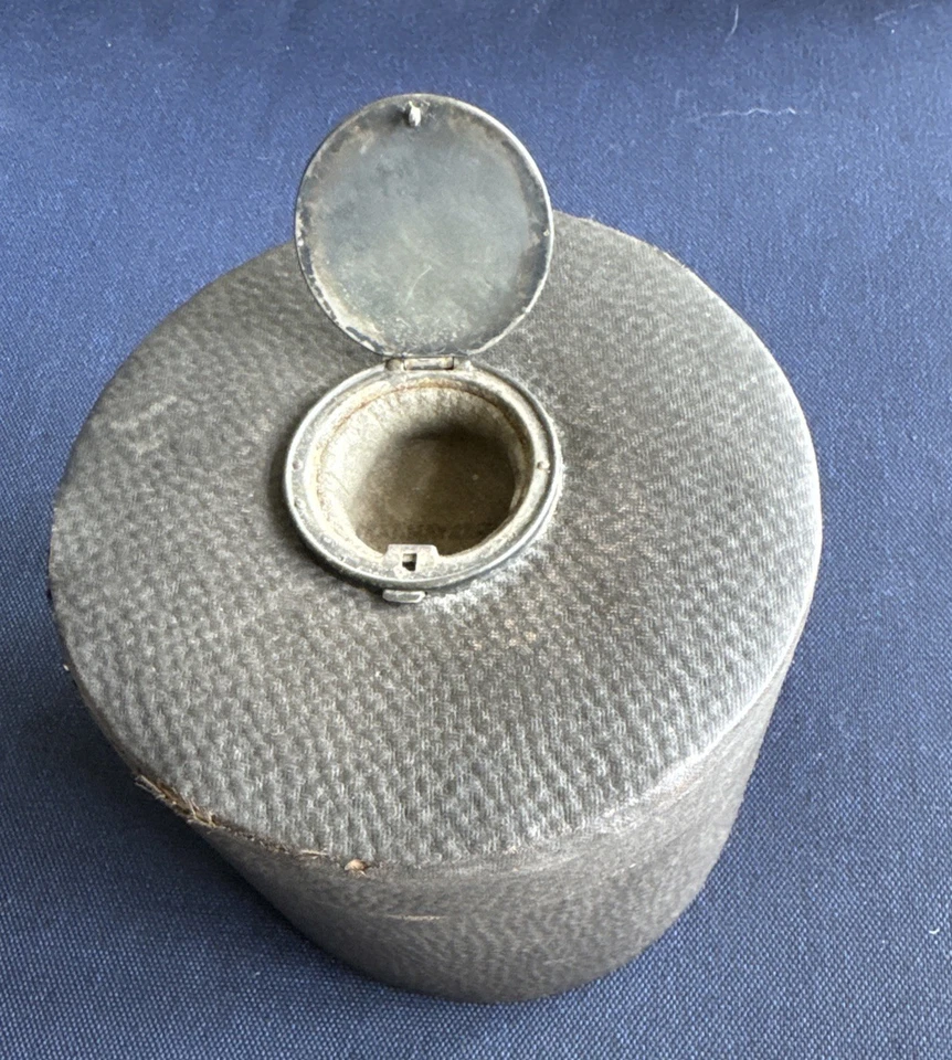 Antigua caja de cuello de cuero con tapa abatible para tachuelas fecha de patente 27 de mayo de 1890 Foto 2 de 4