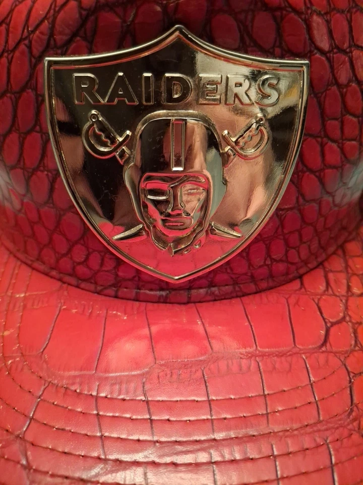 Gorra de cuero rojo con relieve de cocodrilo NUEVA ERA con LOGOTIPO RAIDERS DORADO Foto 4 de 4