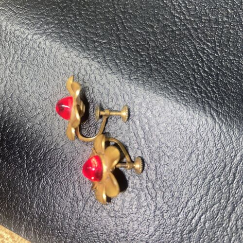 Vintage Earrings .5 Inch Gold Tone Flower Red Jewel Screw Back Good Condition - Picture 3 of 6