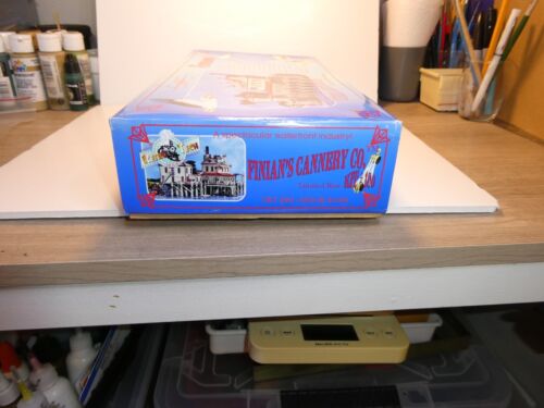 HO Scale Retro Tech Models Finian's Cannery Co. Kit Top open inside still sealed - Picture 2 of 8