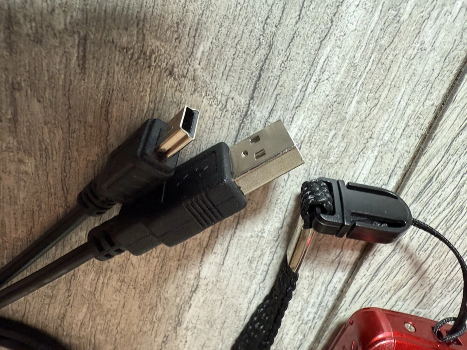 Polaroid IEX29 18MP 10x Zoom Digital CCD Camera in Red w/ Battery - Image 2 of 4