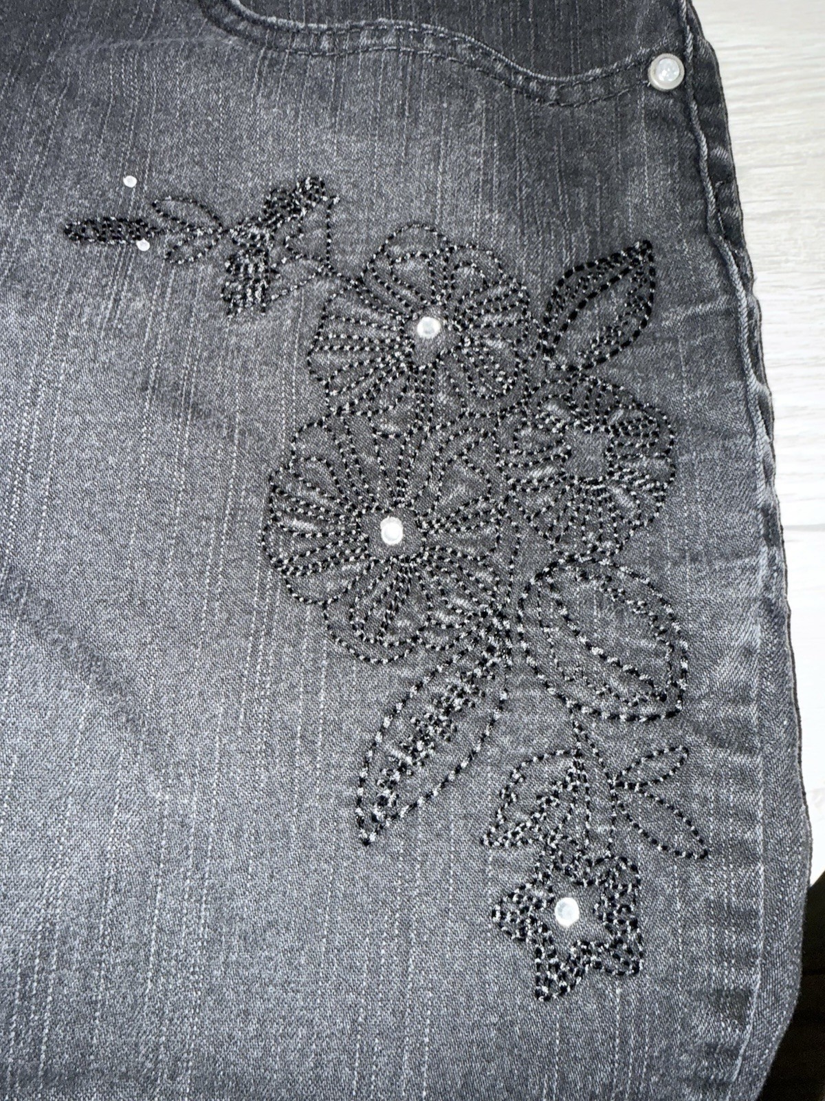 Basic Editions Black Embroidered Capri Jeans 24W - image 9