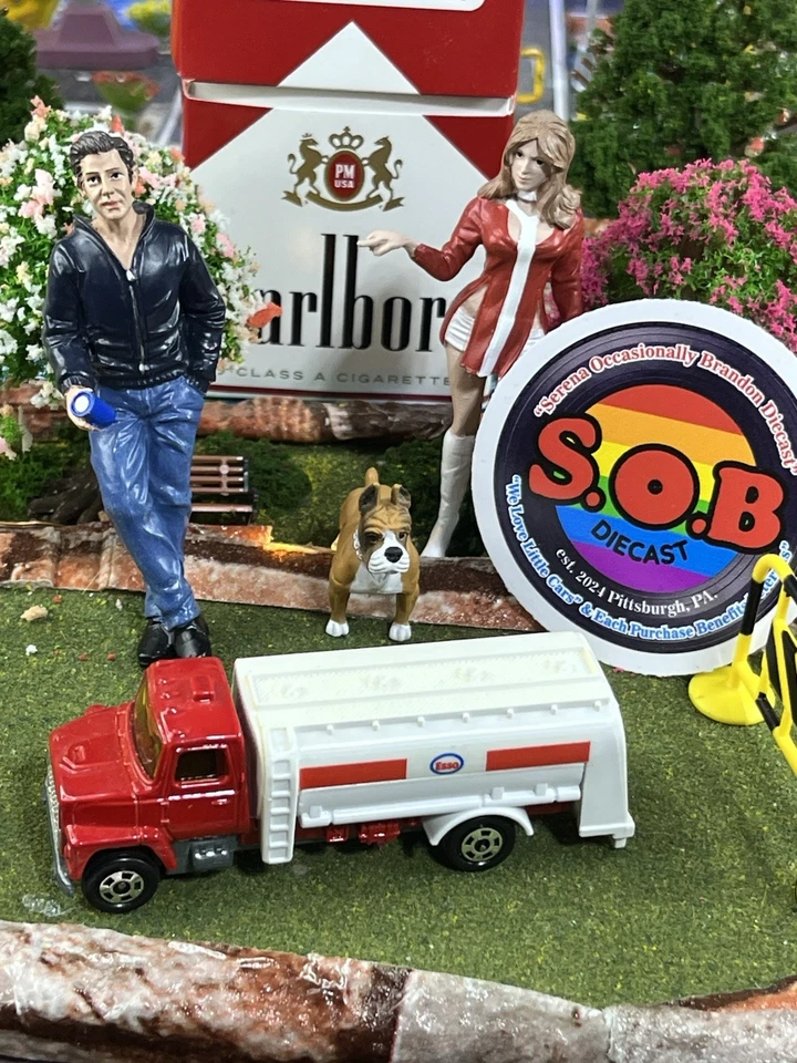 Camión de Combustible Tomica Ford Esso Nº F62 1:96 Rojo Diecast USADO EXCELENTE ESTADO Foto 2 de 4