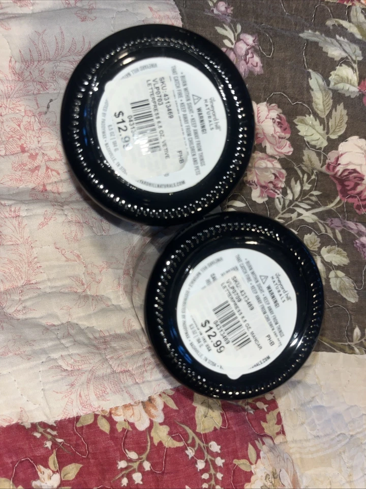 Vineyard Hill Naturals Vela Vetiver y Cardamomo Mandarina Cera de Soja 6.5oz. Lote 2 Foto 2 de 2