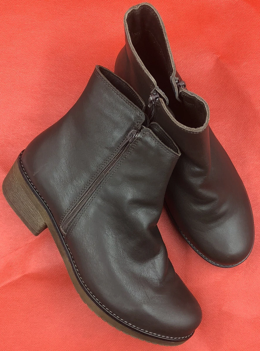 Naot store wander boot