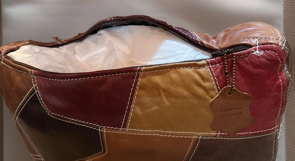 Almofadas de couro acolchoadas da década de 1940 do século XX. - Imagem 2 de 2