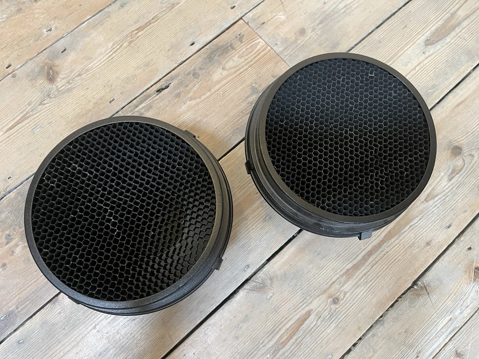 2x Genuine Bowens BW1887 (BW-1887) 20cm Maxilite 65 Degree Reflector with Grids - Image 4 of 4