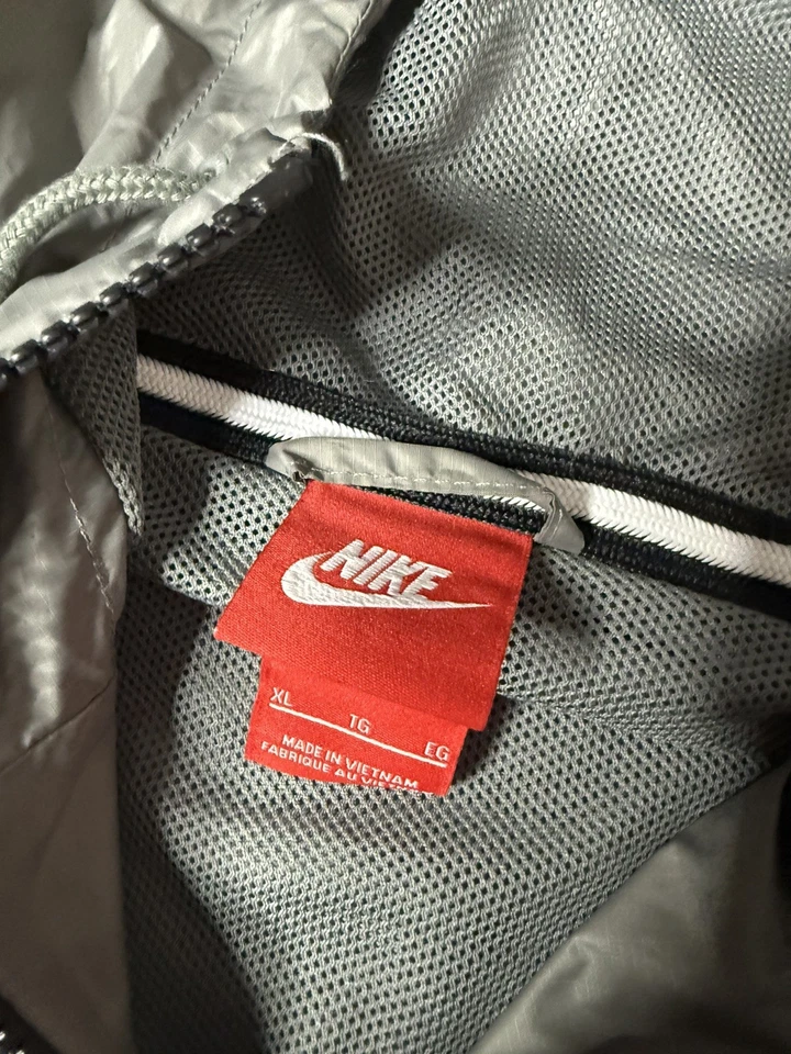 Chaqueta Nike Para Hombre XL Roja Gris Correvientos Ropa Deportiva Cortavientos Rara Foto 3 de 4