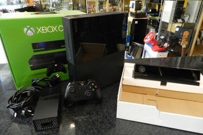 Microsoft Xbox One 500GB Spielekonsole - Schwarz mit Kinect und Controller - OVP