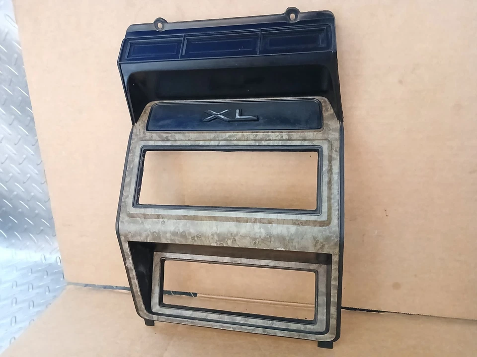 Radio de tablero central y bisel de ajuste de control de clima OEM Ford F150 1980-1986 Foto 3 de 4