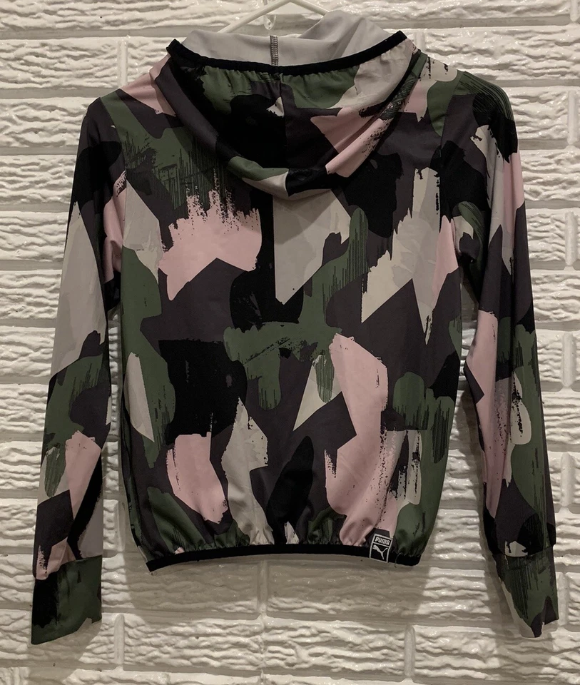 Camisa com capuz feminina M(8-10) Puma camuflada gola simulada rosa/verde/cinza poliéster/elastano - Imagem 3 de 4