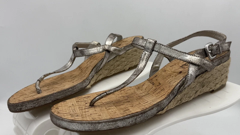 Sandalias de cuña para mujer Vaneli Kaffle plateadas trenzadas tanga talla 9 Metpat Foto 4 de 4