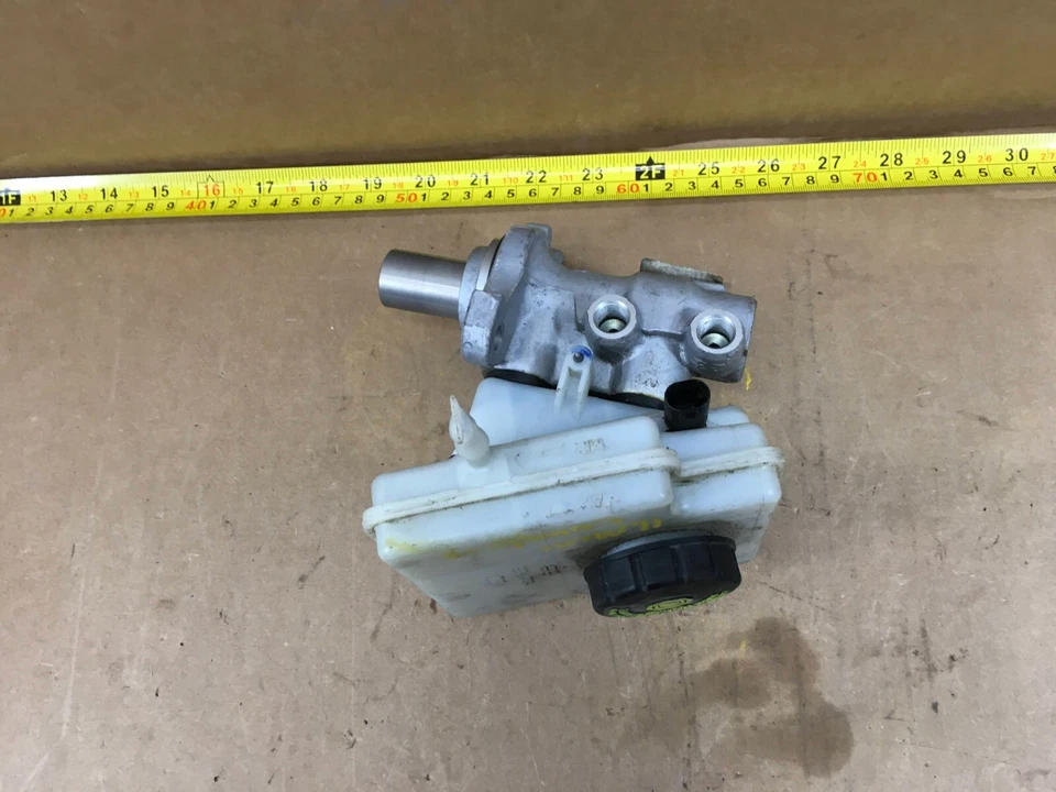 Mini Cooper S Countryman R60 2011-2016 cilindro maestro de freno con depósito OEM. Foto 4 de 4