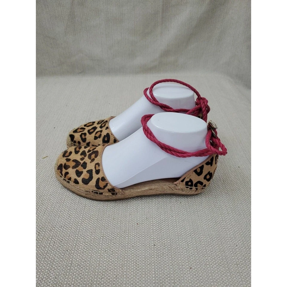 Alpargata para mujer UGG D’Orsay plana talla 6 estampado de leopardo pelo de becerro envoltura al tobillo S Foto 2 de 4