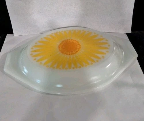 Vintage Pyrex #943-2 D oval Casserole Lid. Sunflower Daisy Design. Lid Only
