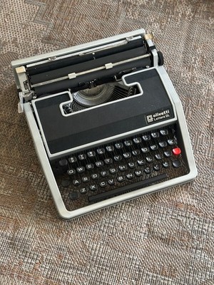 Vintage Olivetti Lettera DL Typewriter