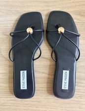 STEVE MADDEN Addisyn sandali neri con cinturino e accento oro taglia 8 NUOVI