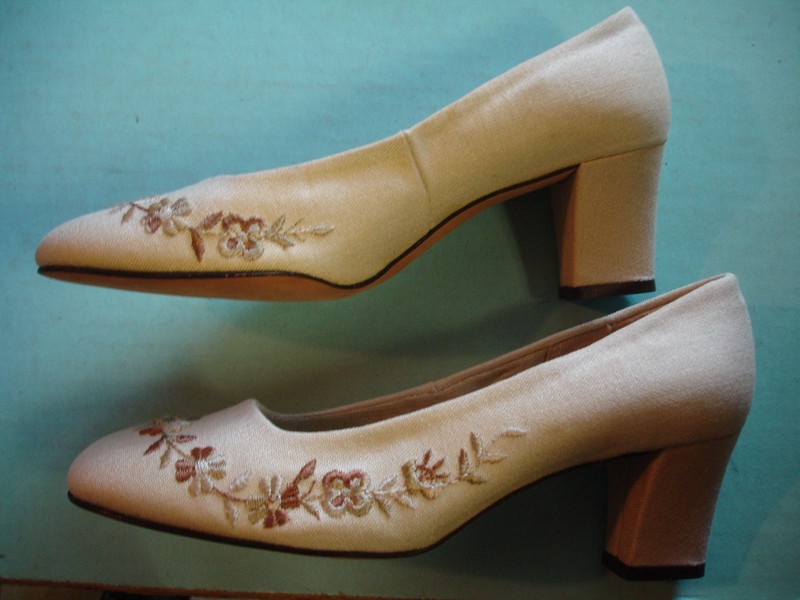 Pappagallo Shoes Beige w Embroidered Flowers on Vine 5.5 CUSHION FIBER INNERSOLE