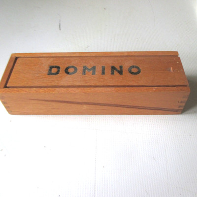 Domino im Holzkasten